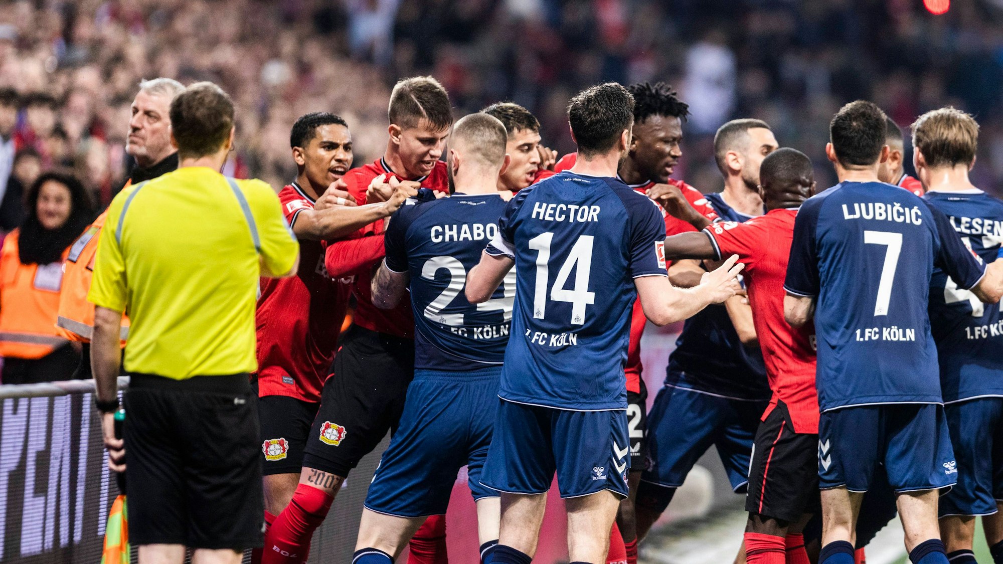Leverkusen gegen Köln:Rudelbildung zwischen den Spielern beim Spiel der in der Bundesliga