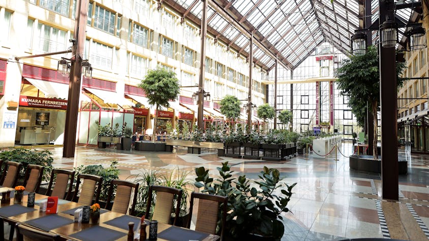 In der riesigen Halle des Hotels könnte eine Foodhall entstehen.