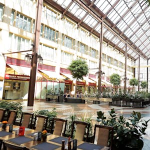 In der riesigen Halle des Hotels könnte eine Foodhall entstehen.