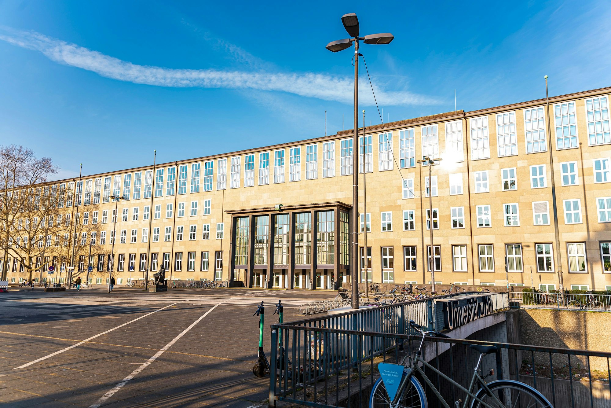 Blick auf das Hauptgebäude der Uni Köln