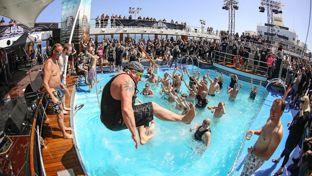 Auf einer „Full Metal Cruise“ geht es ausgelassen am Pool zu, hier im Juli 2015.