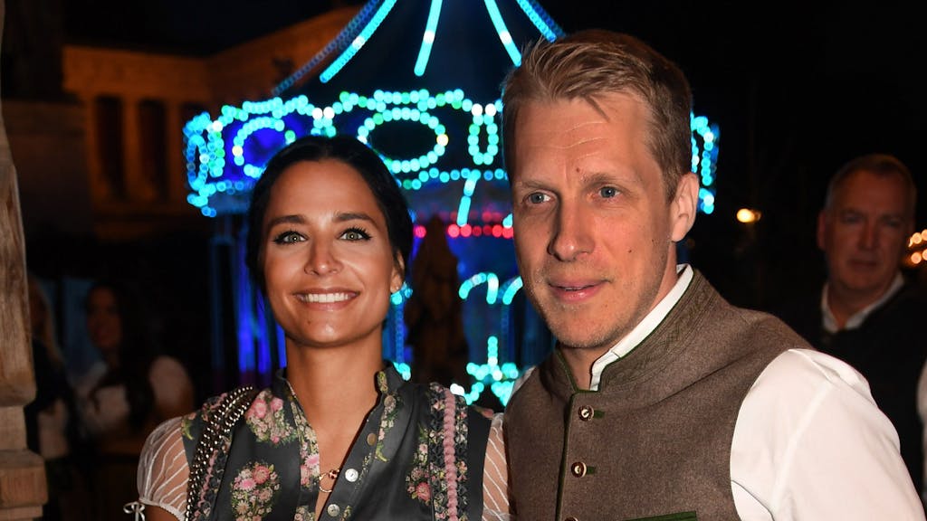 Der Comedian Oliver Pocher und seine Frau Amira feiern im Käferzelt auf der Wiesn.