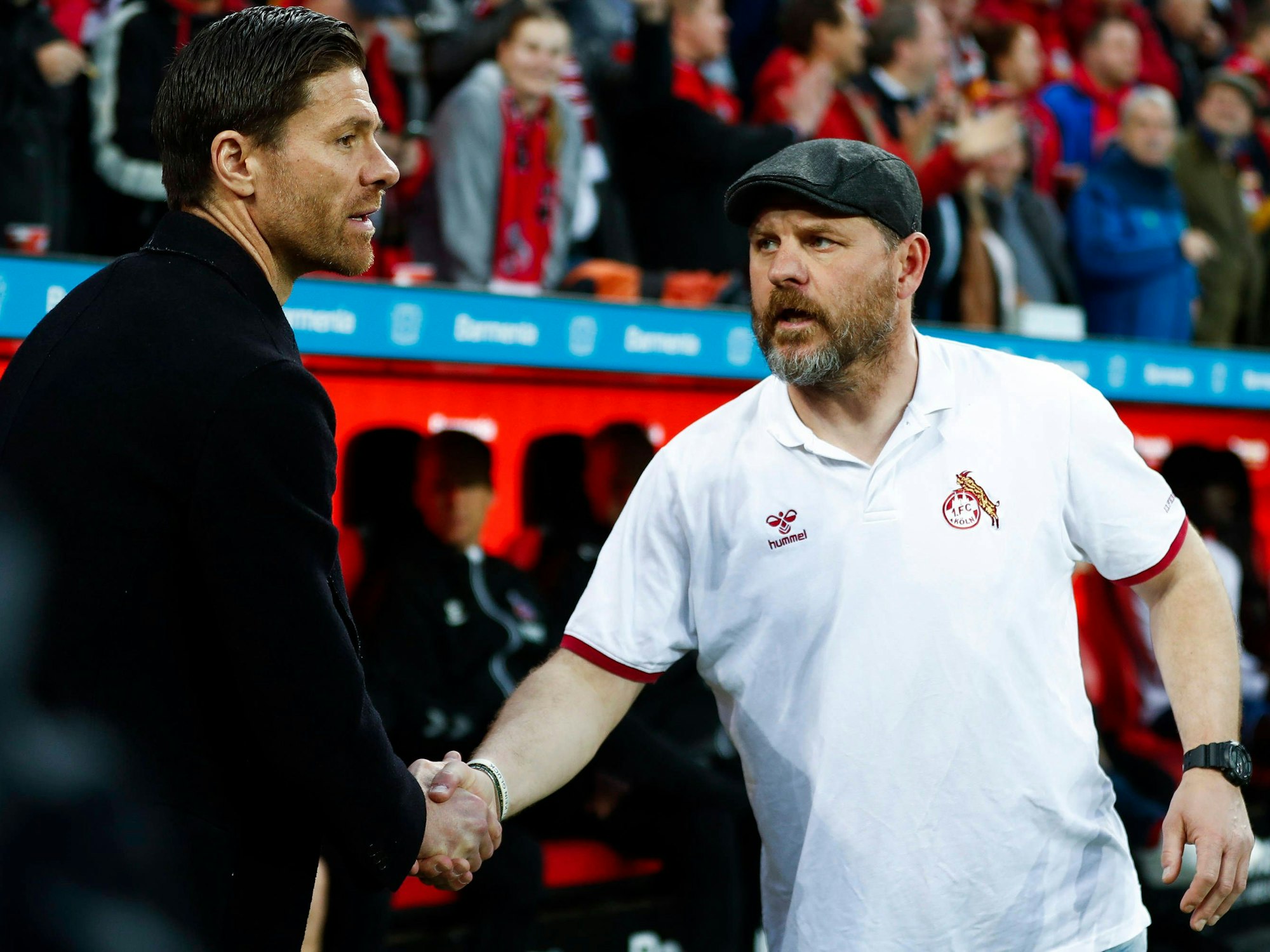 FC-Trainer Steffen Baumgart (r.) gemeinsam mit Leverkusen-Coach Xabi Alonso vor dem Kölner 2:1-Sieg am 5. Mai 2023.