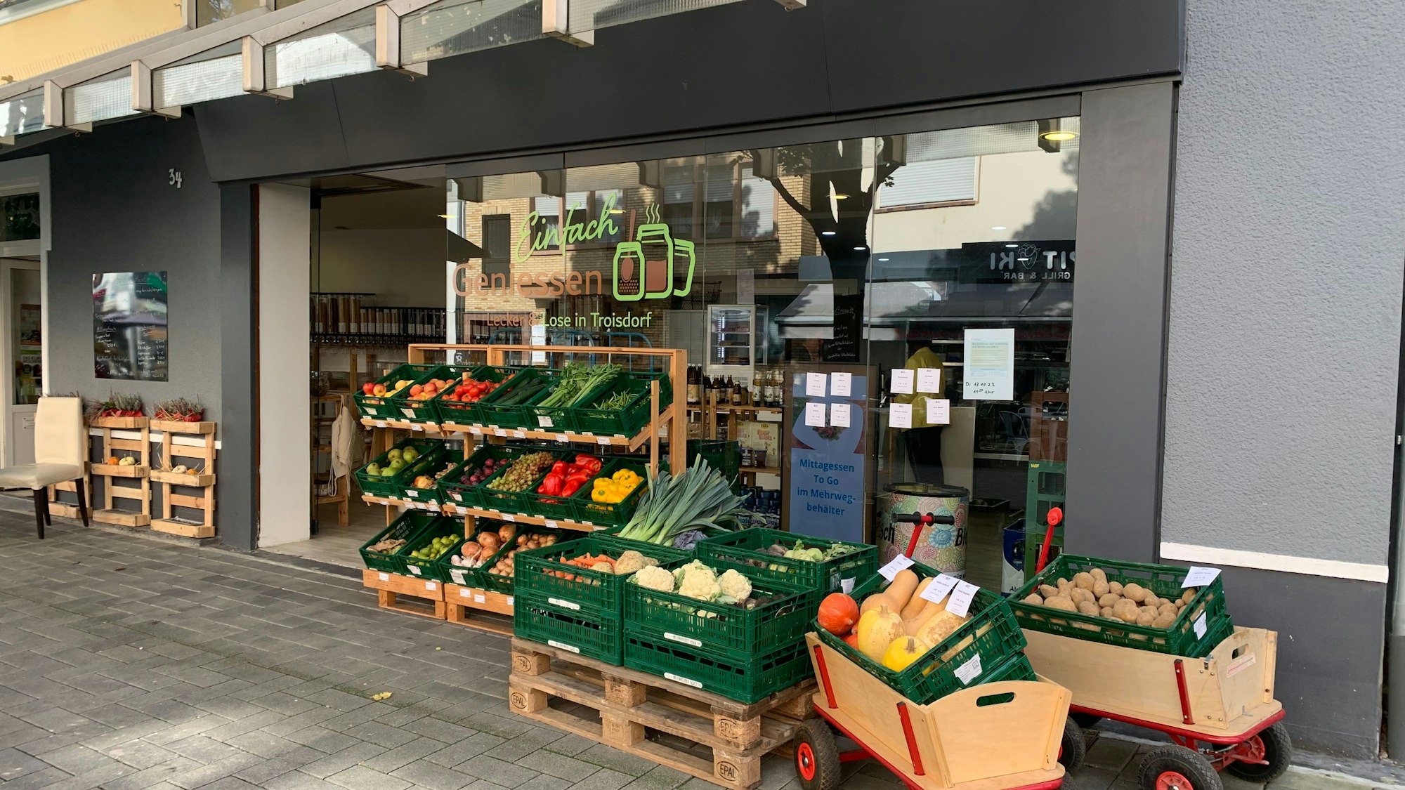 Der Unverpackt-Laden in der Troisdorfer Innenstadt findet sich mitten in der Fußgängerzone an der Ecke Alte Poststraße und Kölner Straße. Unverpackt ist auch Obst, das dort gekauft werden kann.