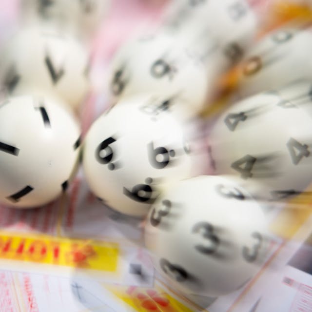 Lotto-Kugeln liegen auf einem Lottoschein (Symbolbild)
