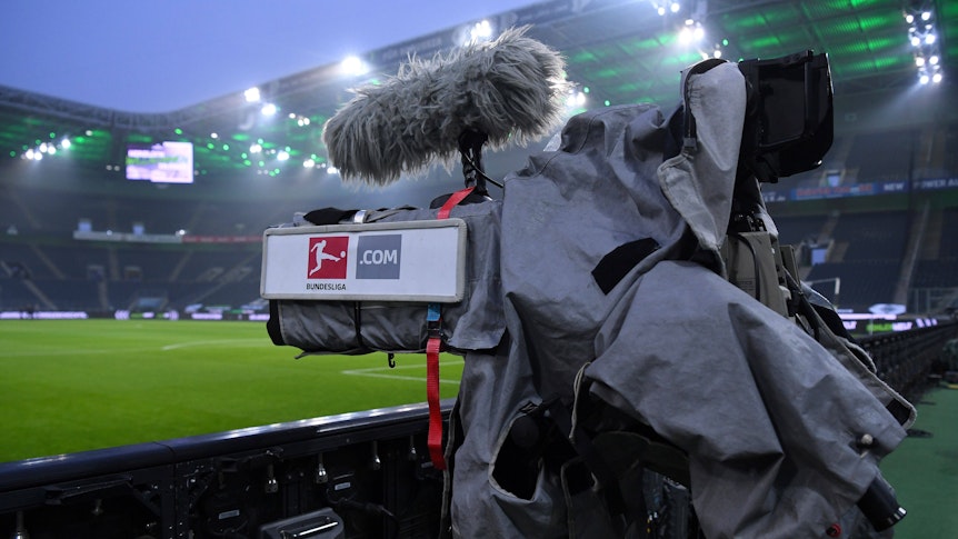 Eine TV-Kamera bei einem Borussia-Spiel.