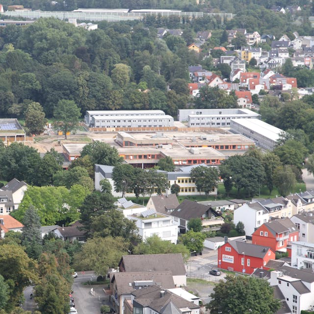 Bildungscampus Neuenhof vom Abteiturm auf dem Michaelsberg aus gesehen 