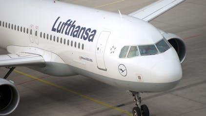 Ein Airbus A320 rollt über das Rollfeld auf dem Flughafen in Dresden, aufgenommen am 14.03.2011.