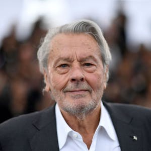Im Jahr 2019 nahm er noch beim Filmfestival in Cannes die Goldene Palme für sein Lebenswerk entgegen: die französische Film-Ikone Alain Delon.