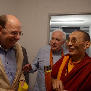 Der buddhistische Mönch Tulku Rigdzin Pema Rinpoche, Andreas Kretschmar und Rolf A. Kluenter beim Rundgang durch den Neubau.