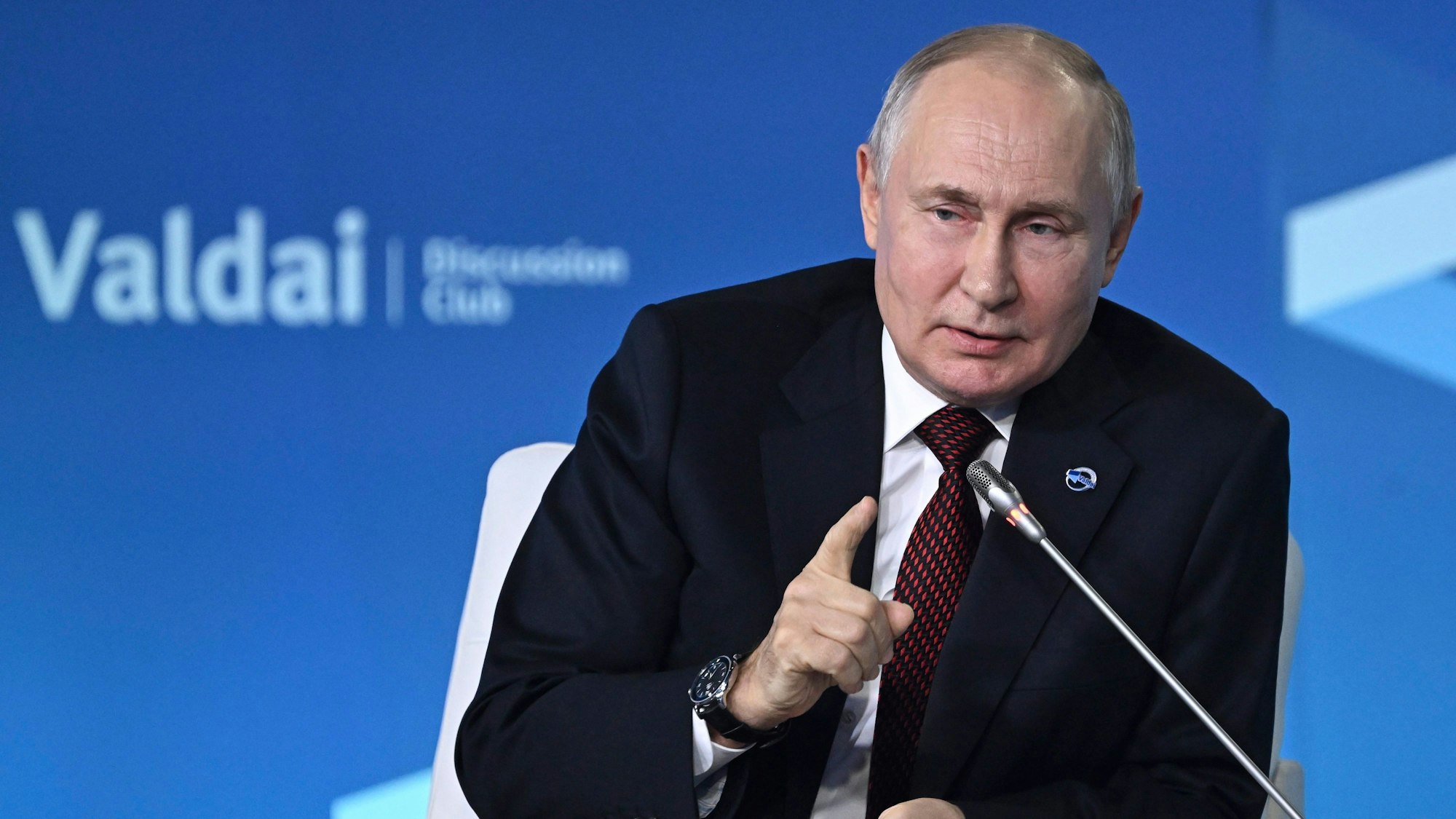 Russlands Präsident Wladimir Putin leistete sich bei seiner Rede in Sotschi am 5. Oktober einige Fehler.