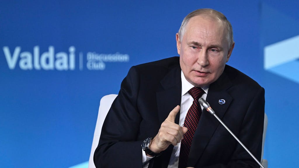 Russlands Präsident Wladimir Putin leistete sich bei seiner Rede in Sotschi am 5. Oktober einige Fehler.
