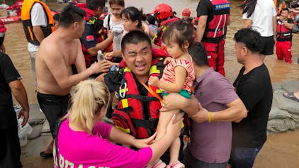Rettungskräfte evakuieren eingeschlossene Bewohner durch die Fluten in der nordchinesischen Provinz Hebei.