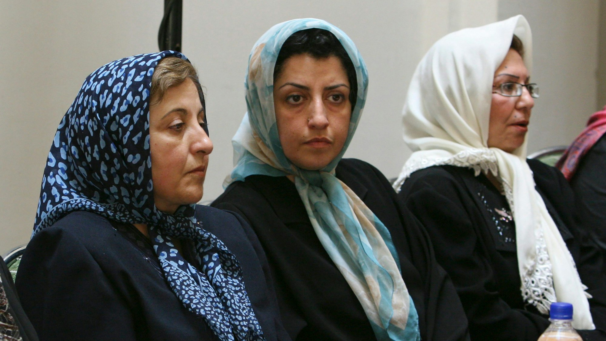 Die iranische Menschenrechtsaktivistin Narges Mohammadi (m.) sitzt neben der iranischen Friedensnobelpreisträgerin Shirin Ebadi (2003, l.), während sie an einem Treffen über Frauenrechte in Teheran, Iran, am 27. August 2007 teilnimmt.