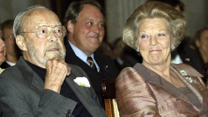 Bernhard, Prinz zur Lippe-Biesterfeld, mit seiner Tochter, der ehemaligen Königin Beatrix der Niederlande.