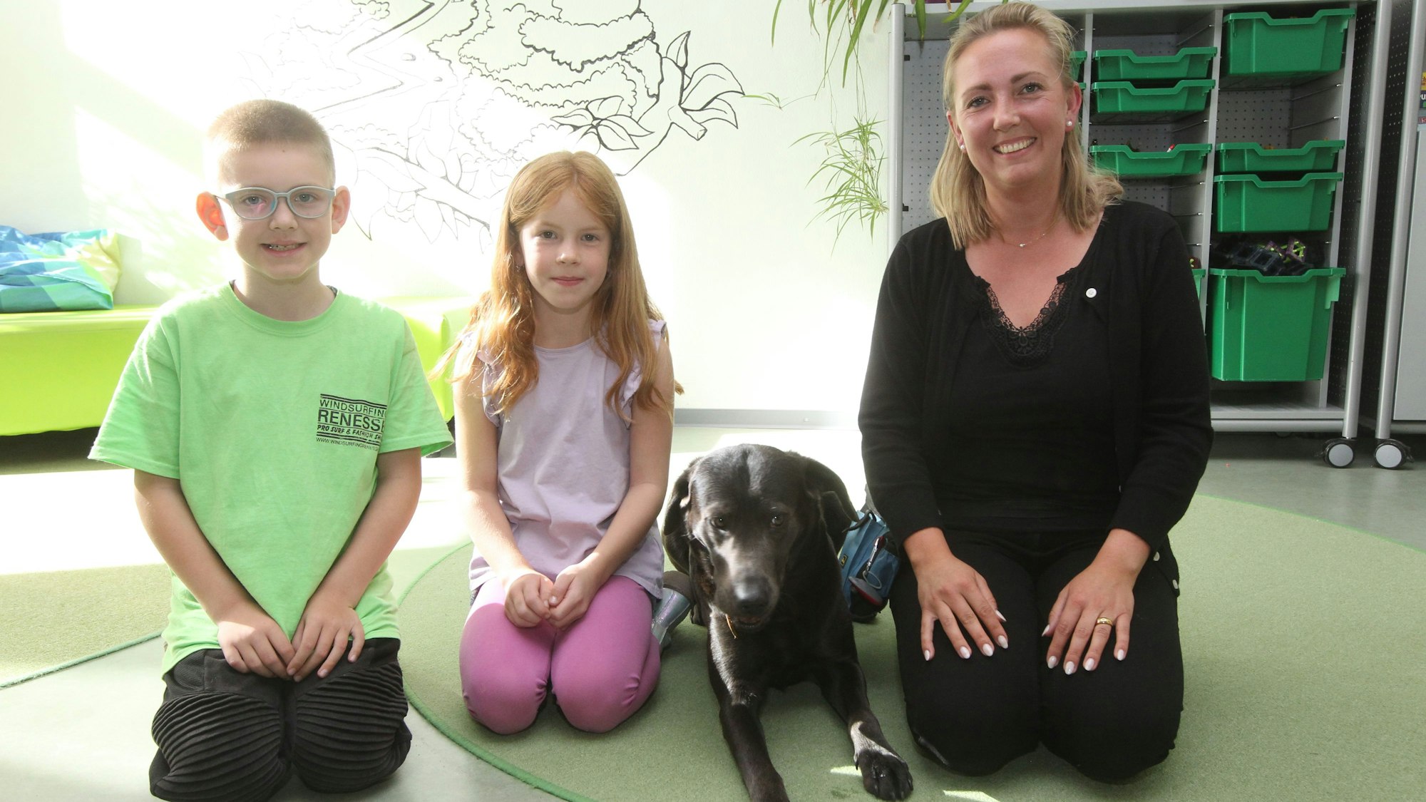 Mirya Blumenstein arbeitet mit Ella in der Hunde-AG mit den Kindern.