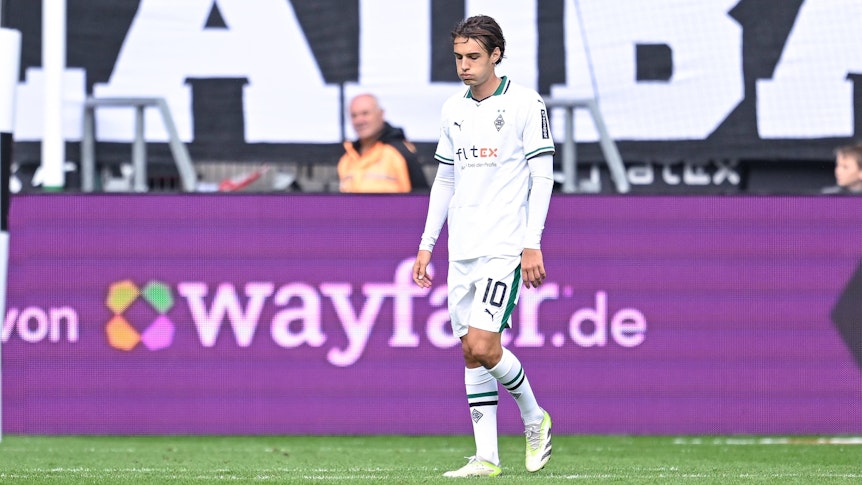 Florian Neuhaus schaut nach einer Borussia-Pleite enttäuscht auf den Rasen.