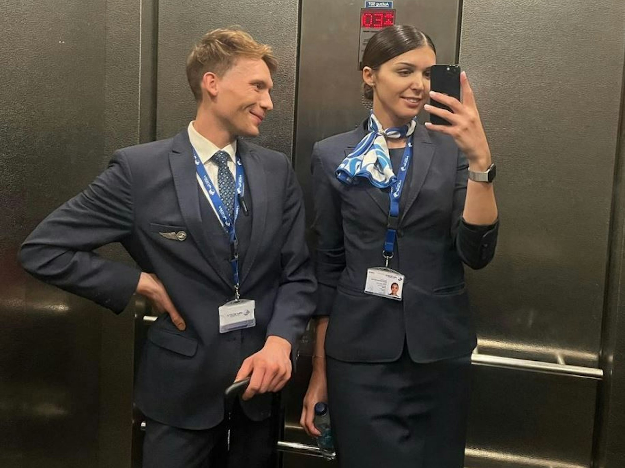 Dieses Selfie hat Marina Machete am 18. August 2023 auf ihrem Instagram-Profil veröffentlicht. Es zeigt sie als Flugbegleiterin im Fahrstuhl neben einem Kollegen.