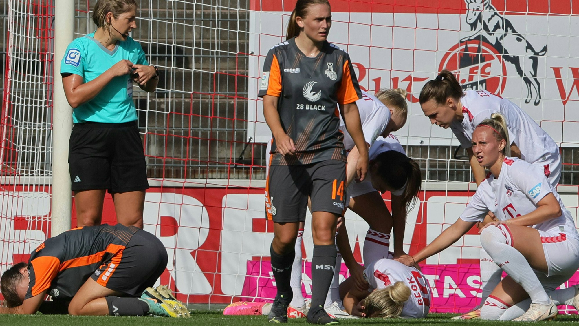 Sharon Beck liegt nach dem Zusammenprall infolge ihres Treffers gegen den MSV Duisburg verletzt auf dem Rasen.