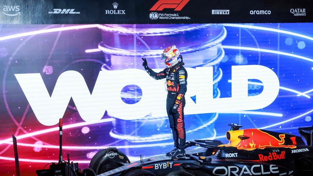 Max Verstappen feiert auf seinem Red Bull den WM-Titel.