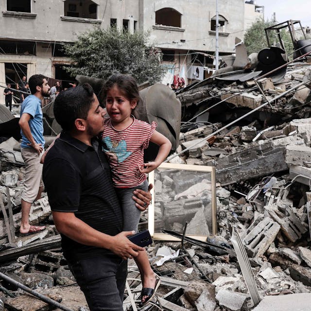 Ein Mann trägt ein Kind nach dem Gegenschlag der israelischen Luftwaffe im Gaza-Streifen. Der Terror der Hamas ruft Reaktionen Israels hervor, die Folge sind auch viele zivile Opfer.