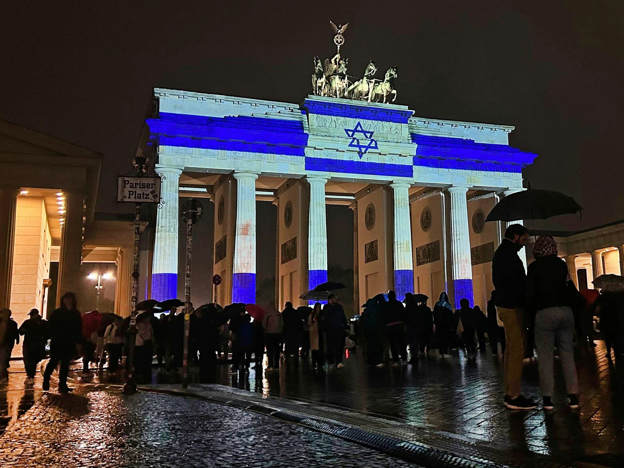 Das Brandenburger Tor ist am Samstagabend (7. Oktober 2023) als Solidaritätsbekundung in den Farben der israelischen Flagge angestrahlt worden.