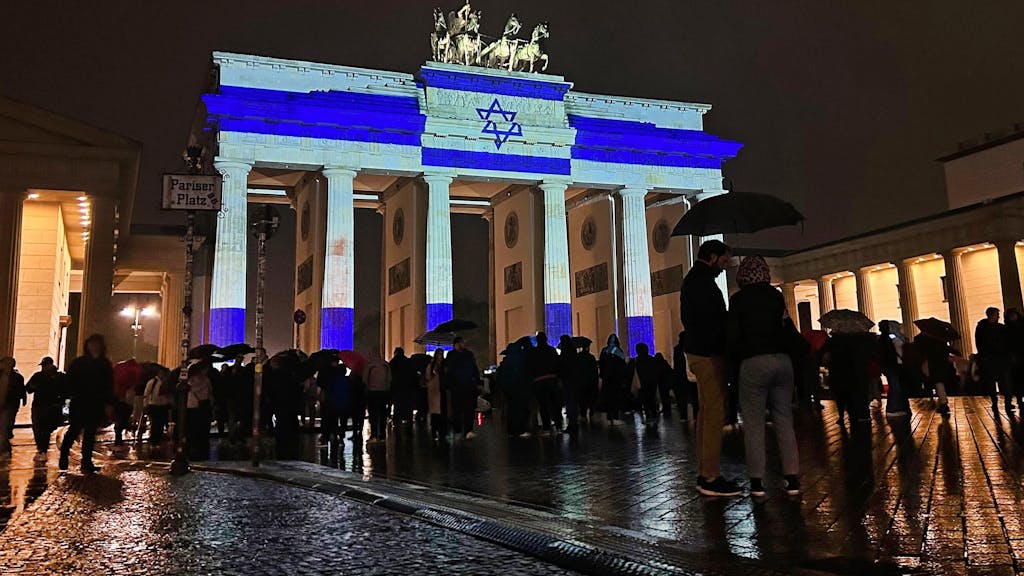 Das Brandenburger Tor ist am Samstagabend (7. Oktober 2023) als Solidaritätsbekundung in den Farben der israelischen Flagge angestrahlt worden.
