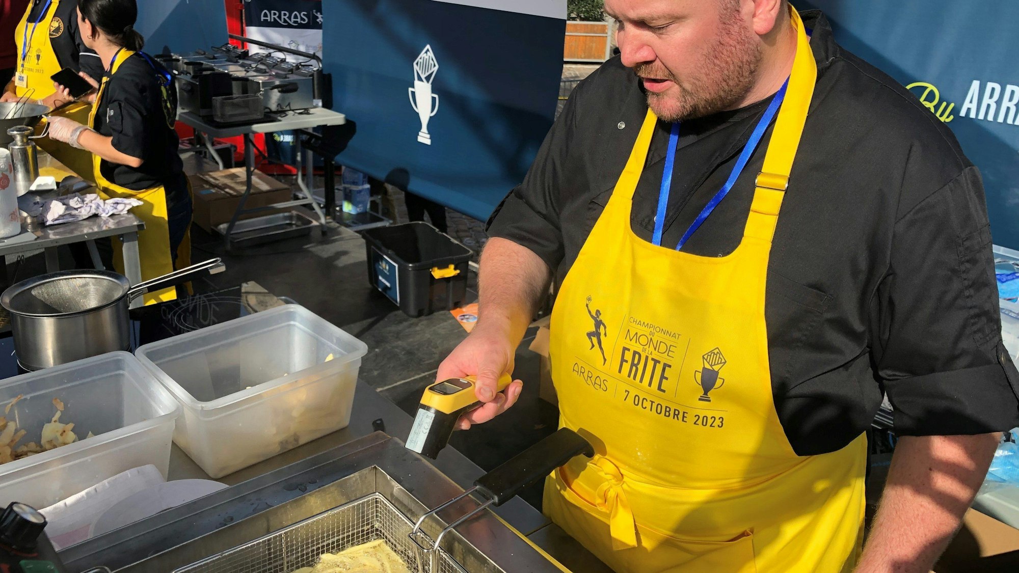 Gastronom Paul-Henri Doumenc bereitet Pommes-frites zu. Dutzende Pommes-Gastronomen treten auf dem Großen Platz bei einer Pommes-Weltmeisterschaft in vier Kategorien gegeneinander an.