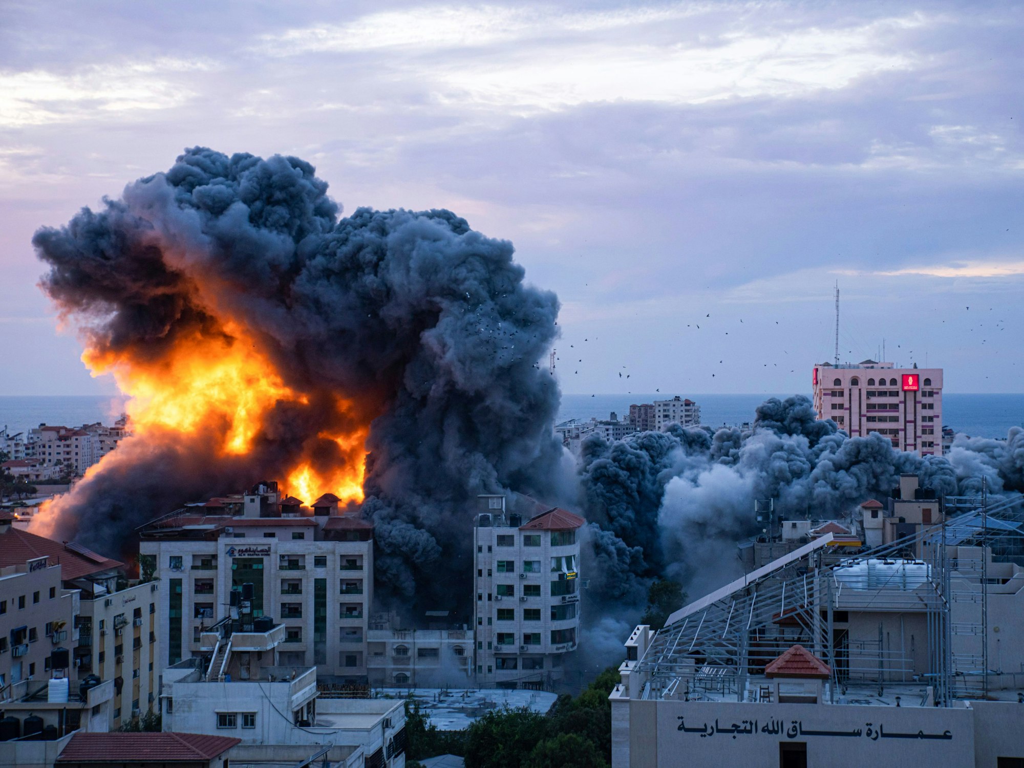 Feuer und Rauch steigen nach einem israelischen Luftangriff in Gaza-Stadt am Samstag, 7. Oktober 2023, auf.