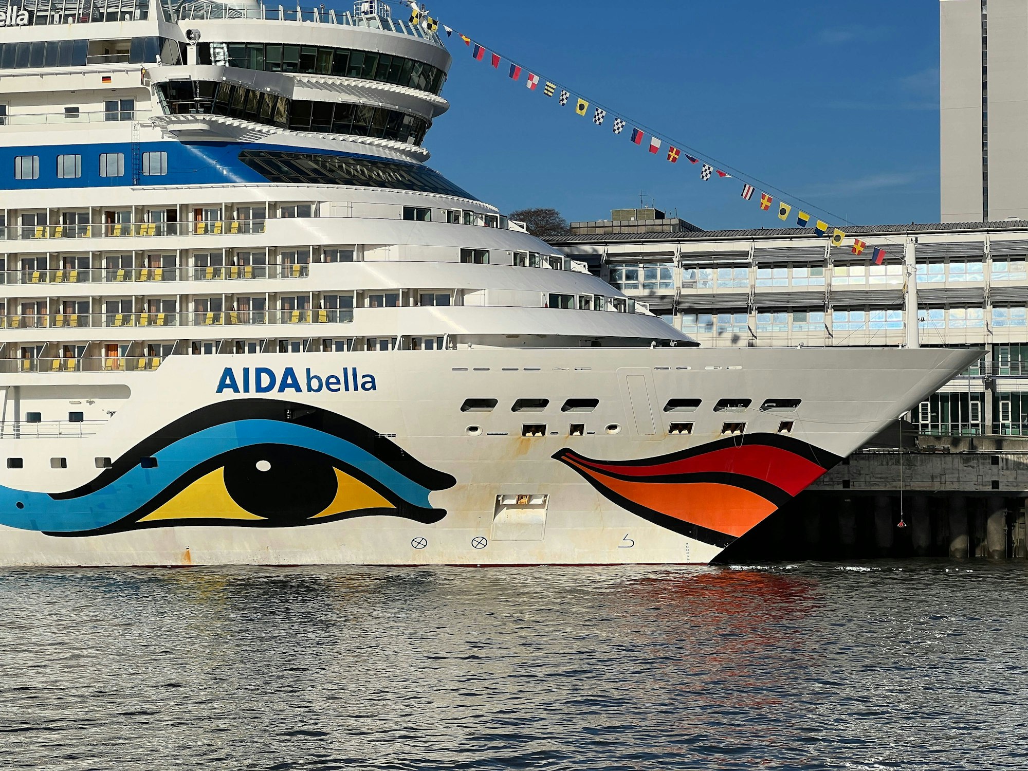Die Aida Bella ankert im Hamburger Hafen.