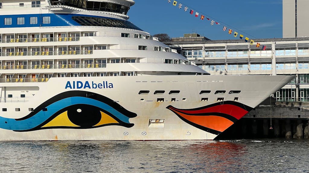 Die Aida Bella ankert im Hamburger Hafen.