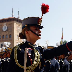Spaniens Kronprinzessin Leonor hat nach gut sieben Wochen ihrer militärischen Ausbildung den Fahneneid geleistet.