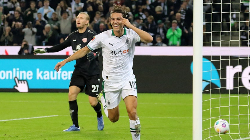 Florian Neuhaus beim Torjubel im Borussia-Trikot.