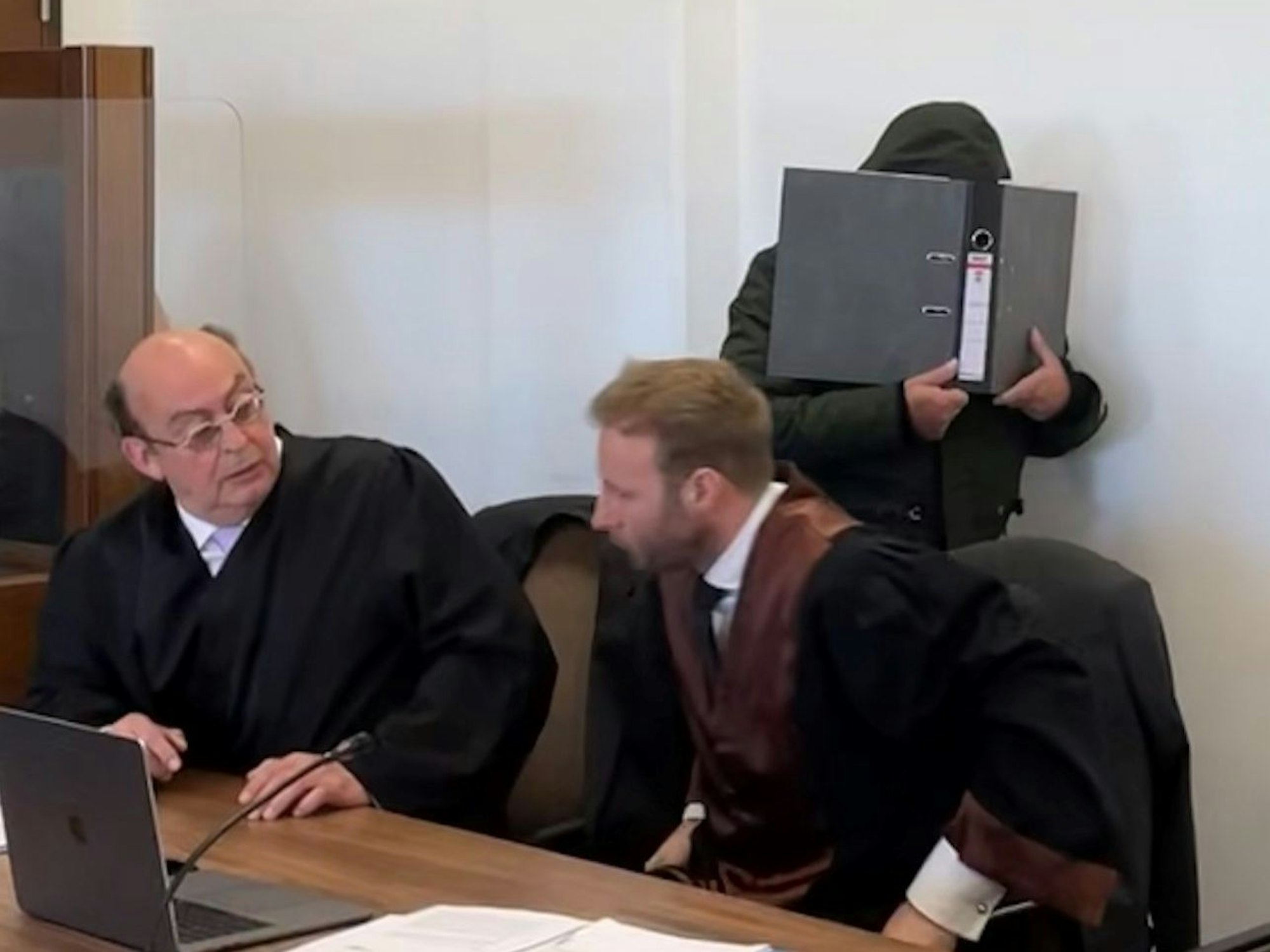 Der Angeklagte und die Verteidiger Uwe Krechel und Marc Piel im Gerichtssaal.