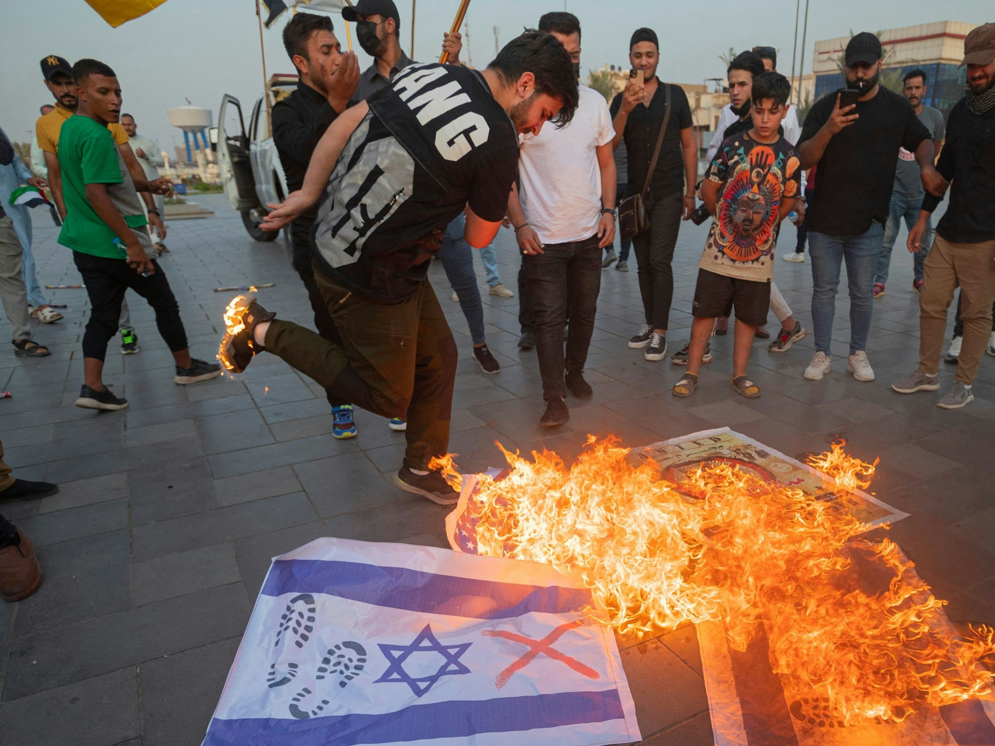 Iraker verbrennen zur Unterstützung der Palästinenser israelische Flaggen während einer Kundgebung im Zentrum von Bagdad am 7. Oktober 2023, nachdem Hamas-Kämpfer vom Gazastreifen aus einen tödlichen Luft-, Land- und Seeangriff auf Israel gestartet hatten.