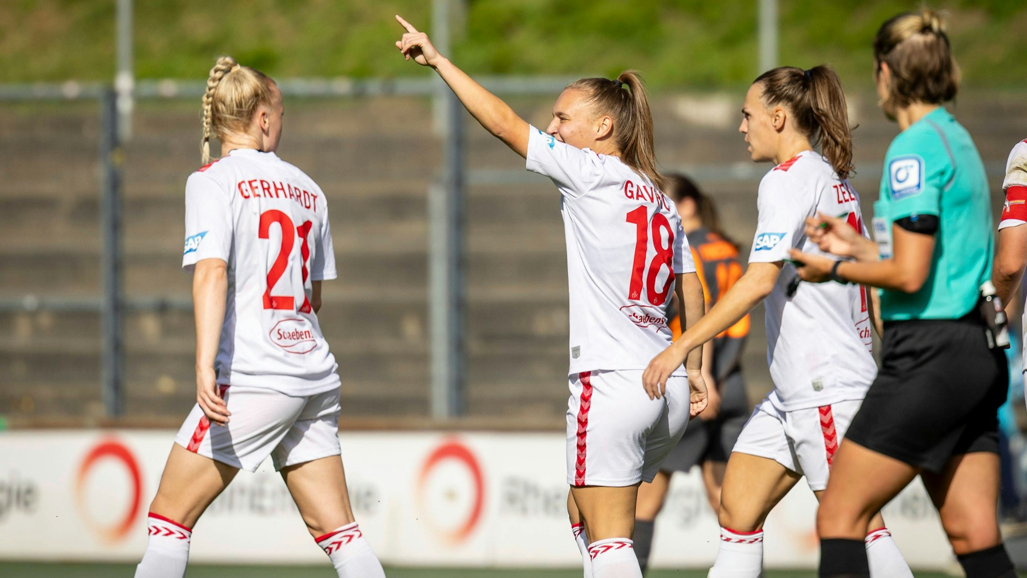 Die FC-Frauen jubeln über ein Tor in der Bundesliga gegen den MSV Duisburg.