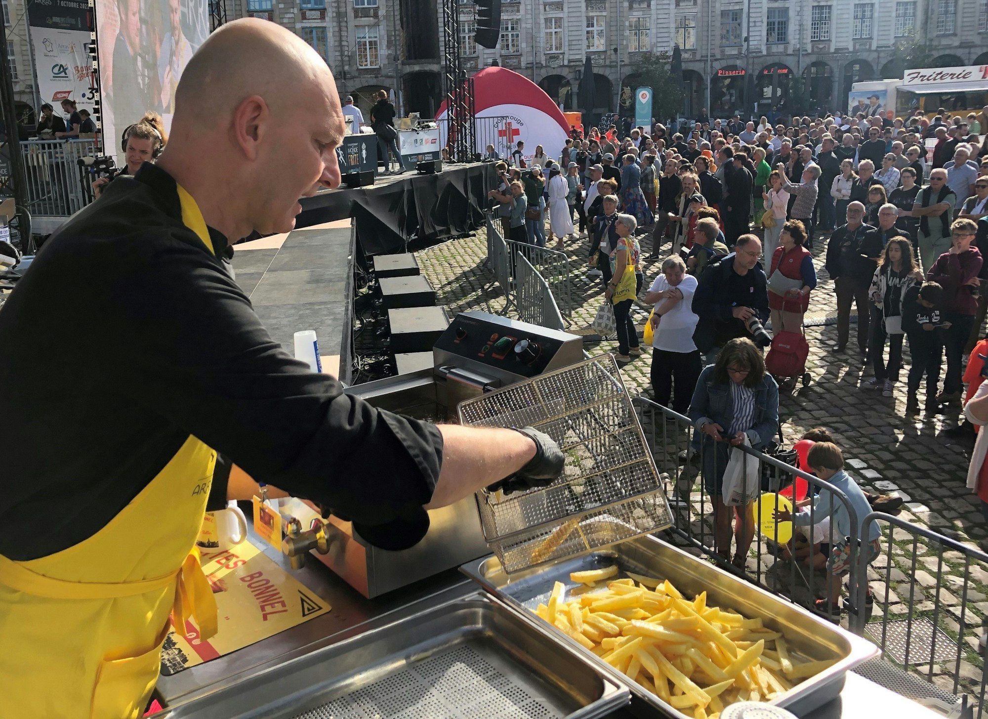 Gastronom Vincent Pécourt bereitet Pommes-frites zu. Dutzende Pommes-Gastronomen treten auf dem Großen Platz bei einer Pommes-Weltmeisterschaft in vier Kategorien gegeneinander a.