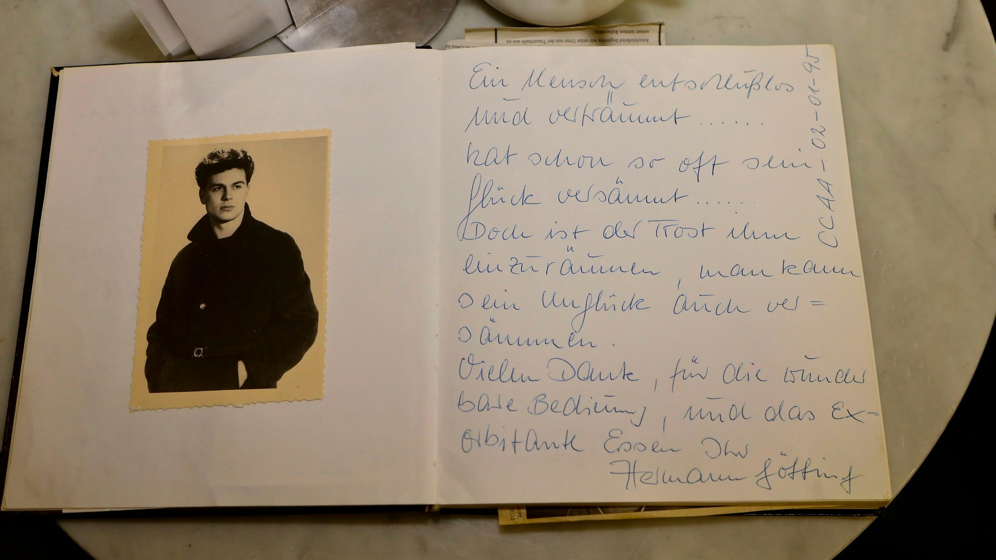 Bild von Hermann Götting klebt neben einer Widmung in einem Gästebuch.