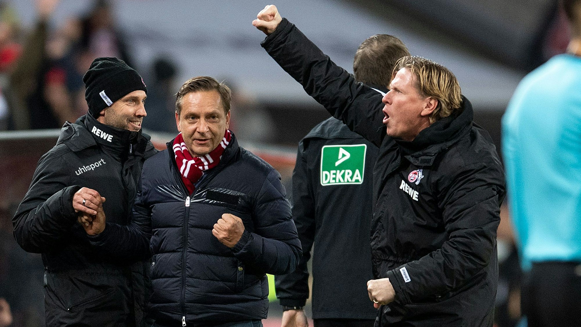 Sportdirektor Horst Heldt (2. v.l.) und Trainer Markus Gisdol (r.) beim befreiten Jubel nach dem FC-Sieg gegen Bayer Leverkusen.