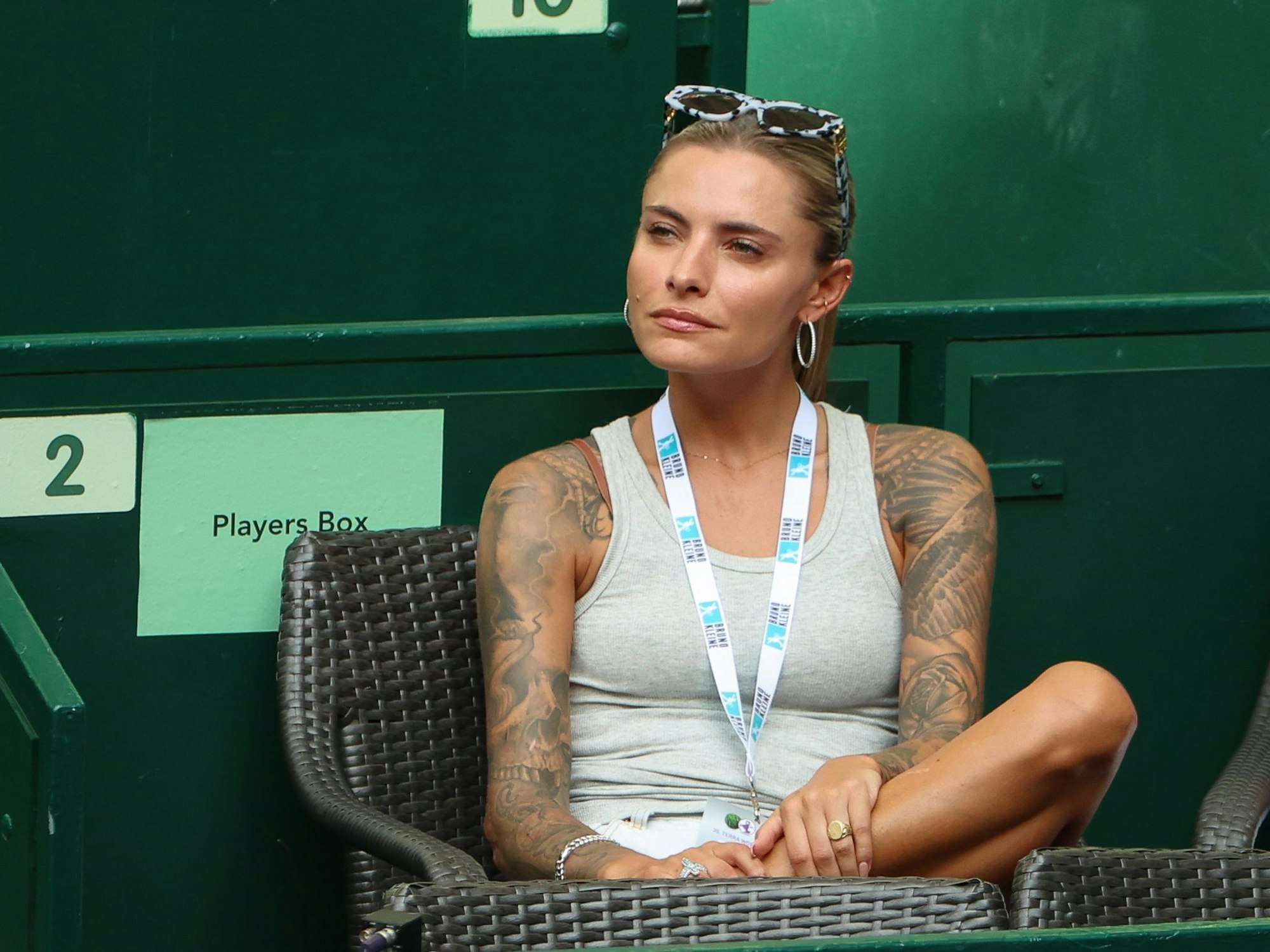 Schauspielerin und Model Sophia Thomalla beobachtet aus einer Loge ein Tennis-Spiel ihres Freundes Alexander Zverev.