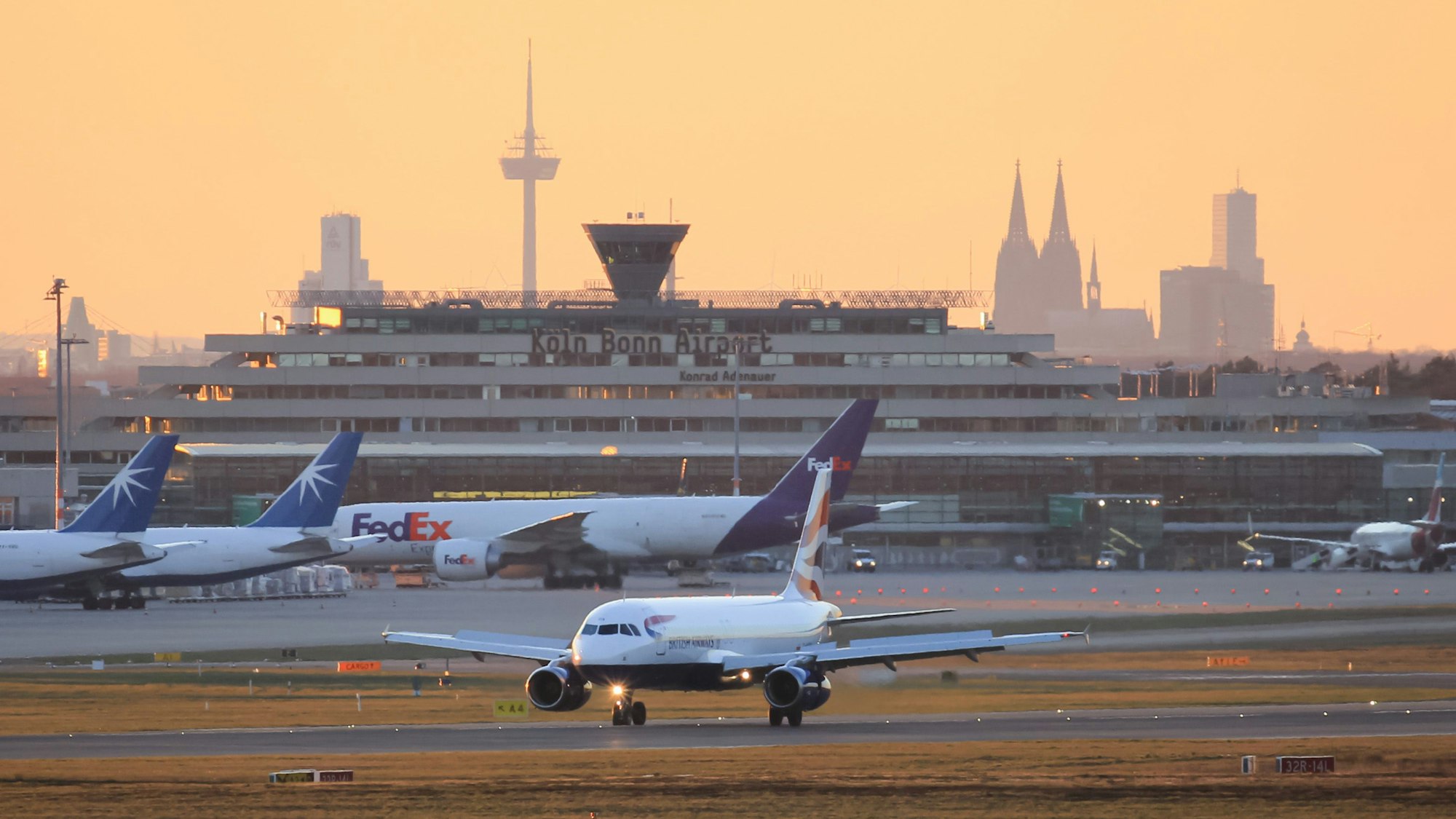 Eine Maschine der British Airways fährt am Köln/Bonn Airport über das Rollfeld.
