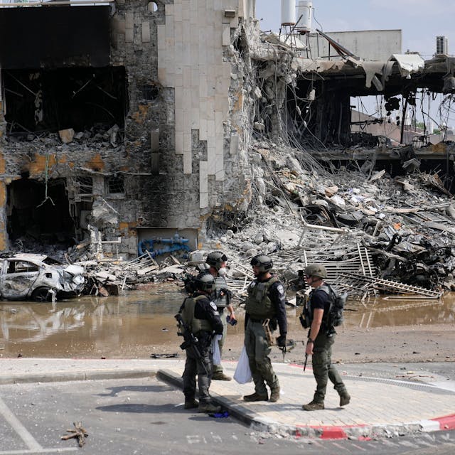 Israelische Polizisten stehen vor einer zerstörten Polizeistation. Israelische Einsatzkräfte haben nach einem Medienbericht bei Gefechten in der an den Gazastreifen grenzenden Stadt Sderot mehrere mutmaßliche Hamas-Angehörige an einer Polizeistation getötet.