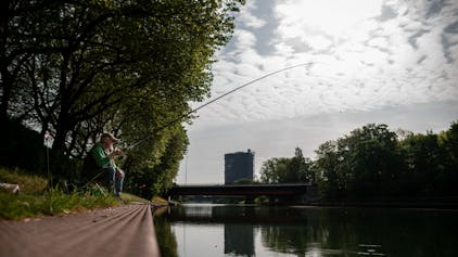Ein Angler sitzt in der Sonne am Rhein-Herne-Kanal.&nbsp;