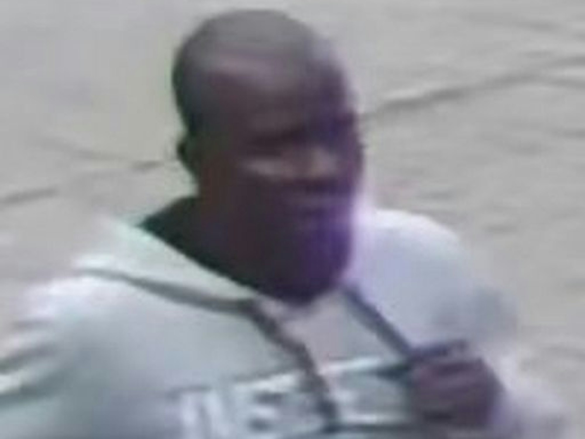 Ein gesuchter Messer-Angreifer ist auf einem Foto einer Überwachungskamera zu sehen.
