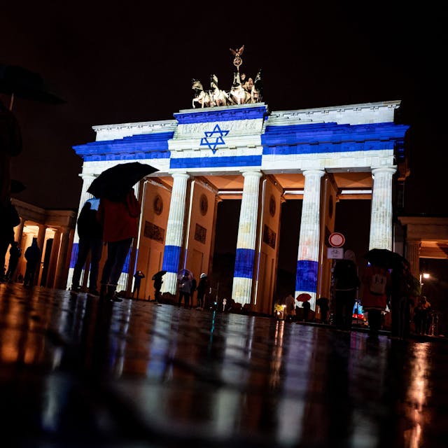 Die Israelische Flagge wurde am Samstagabend als Solidaritätsbekundung auf das Brandenburger Tor projiziert.