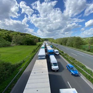 Auf der Autobahn 3 staut sich der Verkehr nach einem Unfall in einer Fahrtrichtung.
