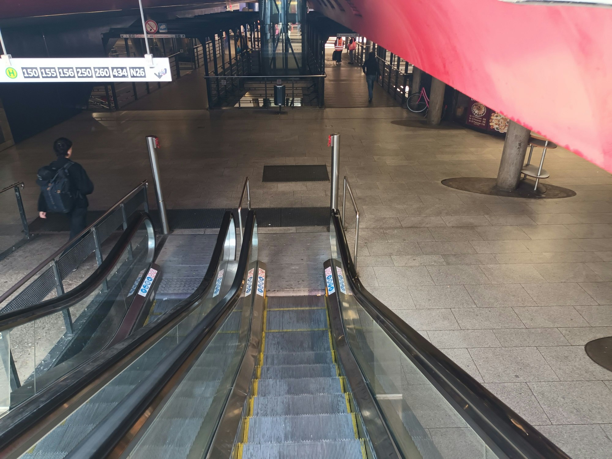 Treppenabgang am Wiener Platz in Köln. Einige Menschen strömen zu den KVB-Bahnen.