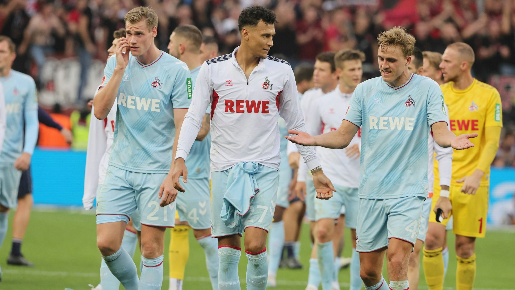 Spieler des 1. FC Köln diskutieren nach der Pleite in Leverkusen.