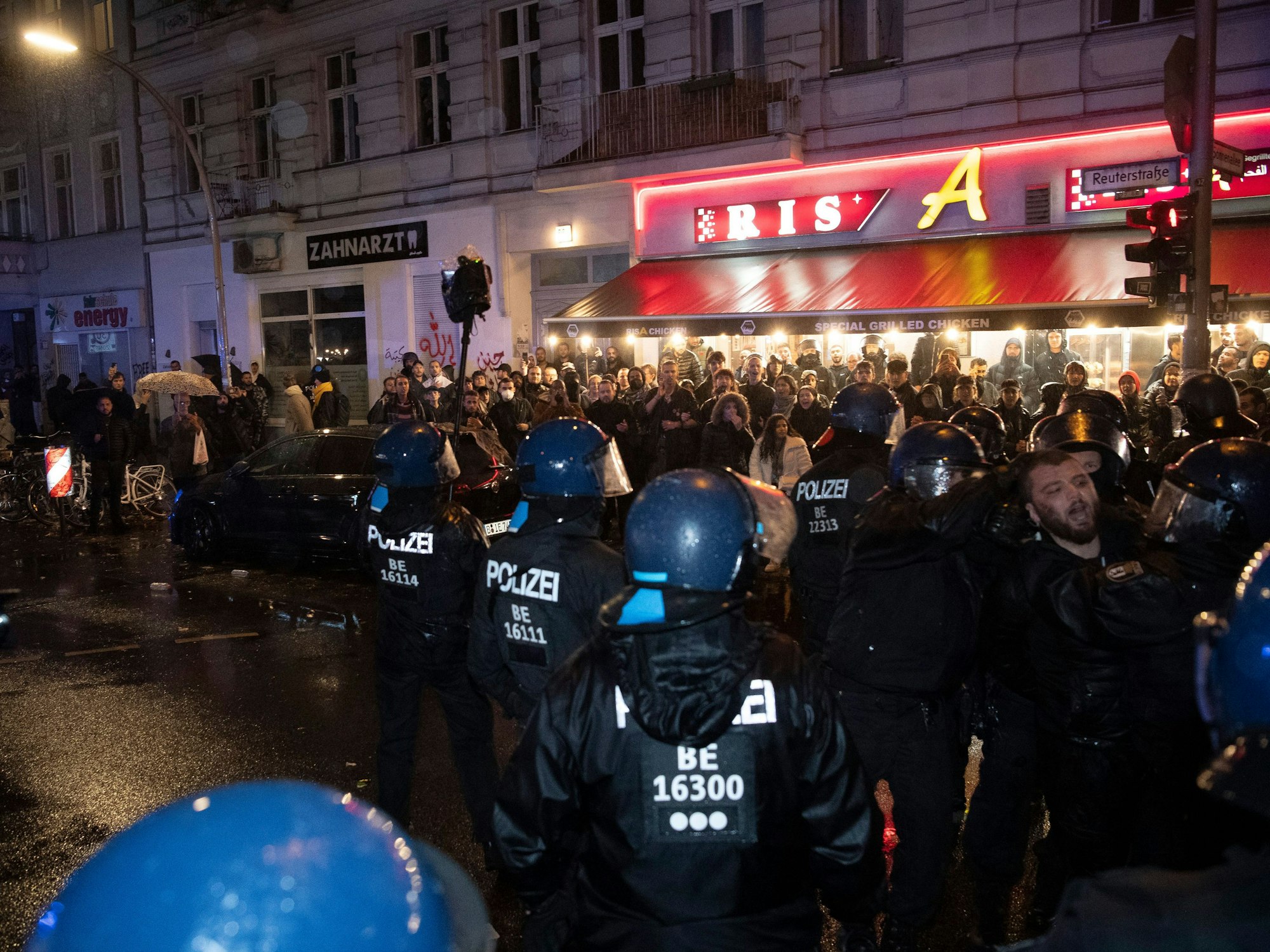 Demonstrierende und Einsatzkräfte der Polizei treffen am Samstagabend (7. Oktober 2023) im Berliner Stadtteil Neukölln aufeinander. Dort haben sich etwa 50 Menschen zu einer laut Polizei pro-palästinensischen Demo versammelt. Die Polizei habe die Menschen überprüft und entsprechende Maßnahmen durchgeführt, sagte ein Polizeisprecher auf Nachfrage.