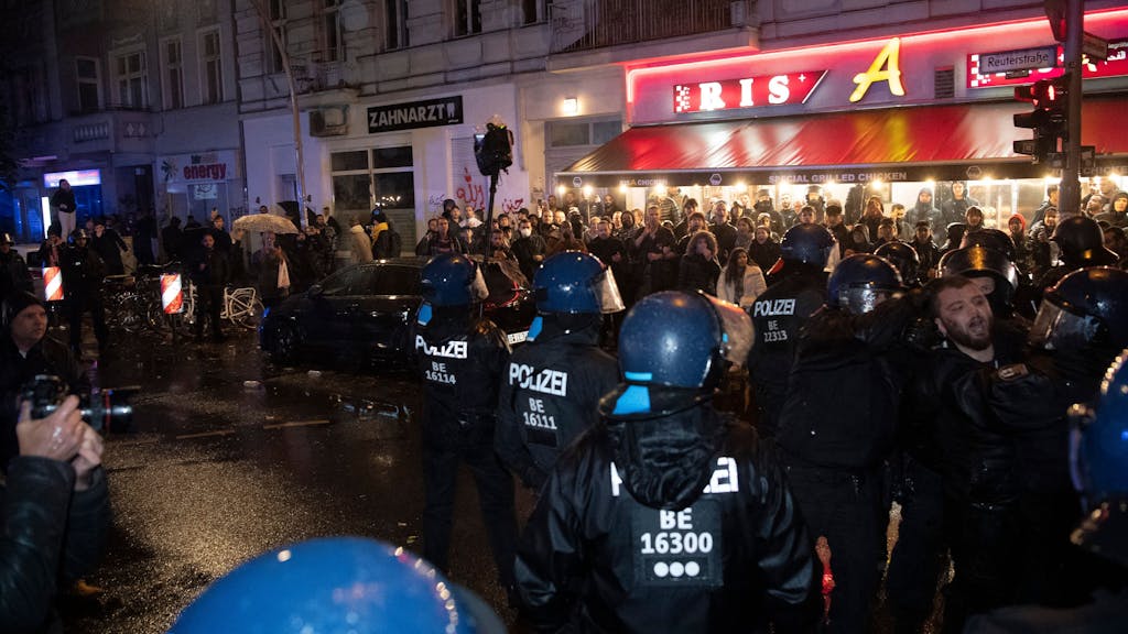 Demonstrierende und Einsatzkräfte der Polizei treffen am Samstagabend (7. Oktober 2023) im Berliner Stadtteil Neukölln aufeinander. Dort haben sich etwa 50 Menschen zu einer laut Polizei pro-palästinensischen Demo versammelt. Die Polizei habe die Menschen überprüft und entsprechende Maßnahmen durchgeführt, sagte ein Polizeisprecher auf Nachfrage.